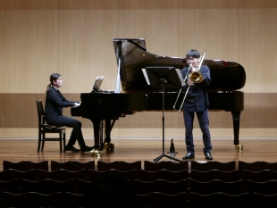 �Αq ���@����