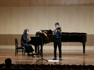 �� �D��Y����